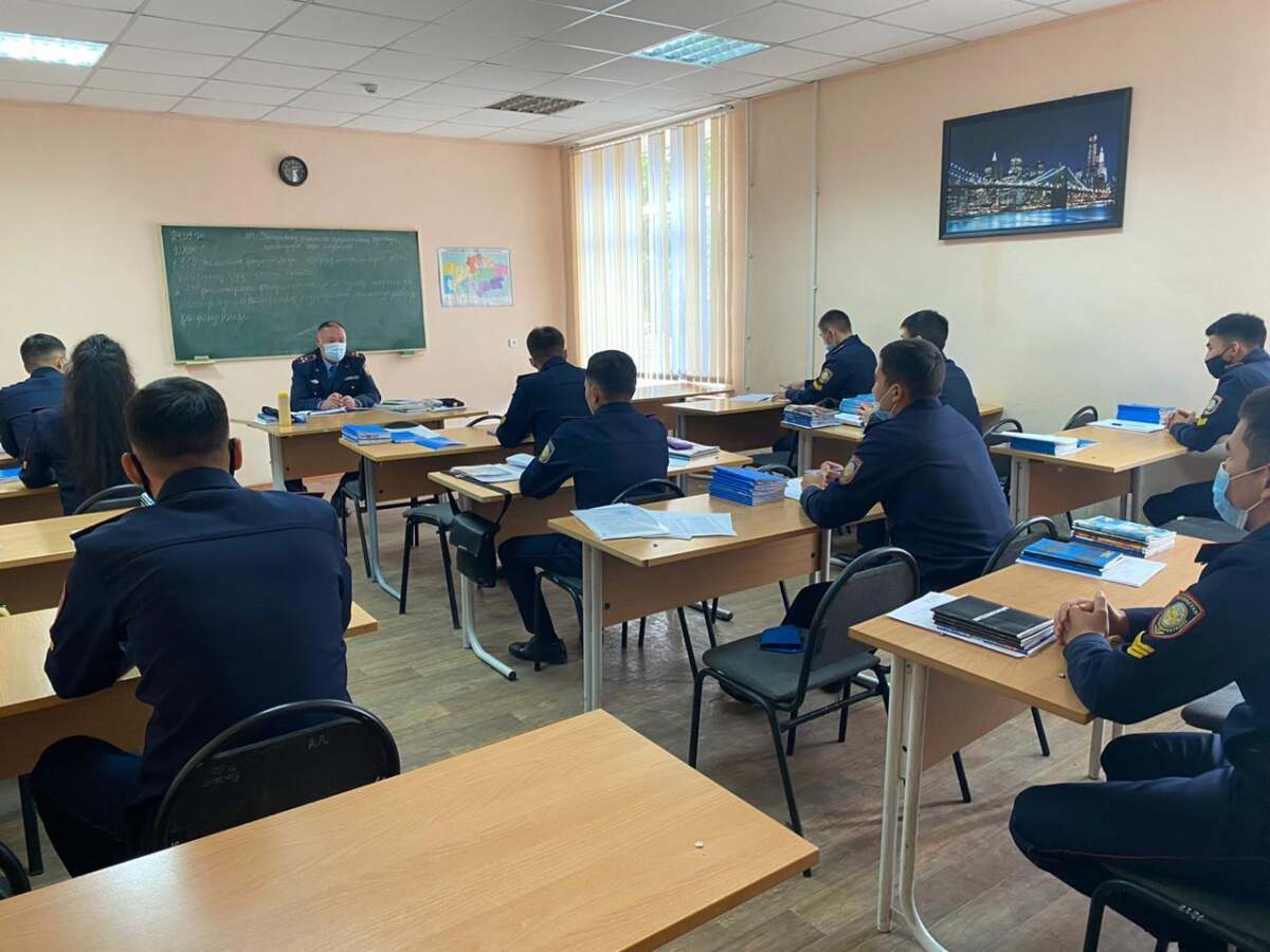 Заместитель начальника ДП Жамбылской области провел лекцию курсантам академии