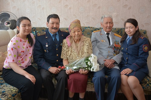В СКО Совет ветеранов полиции поздравил семейную династию Купеевых с Международным днем семьи