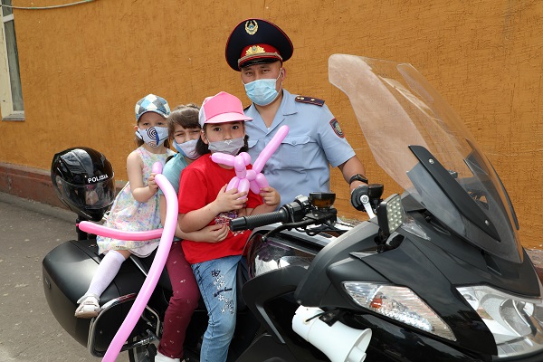 Полицейские Нур-Султана поздравили детей с праздником