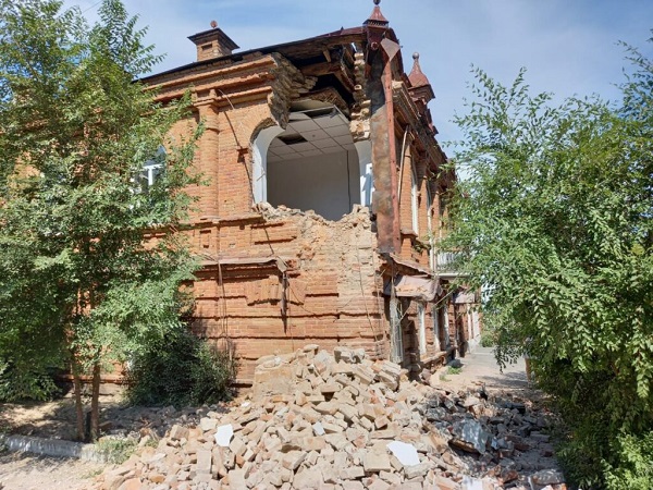 Акимат Семея обратился в правоохранительные органы из-за разрушения старинного здания города