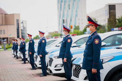 Ключи от автомобилей, квартиры и премирование: Алтай Кульгинов поздравил полицейских с праздником.