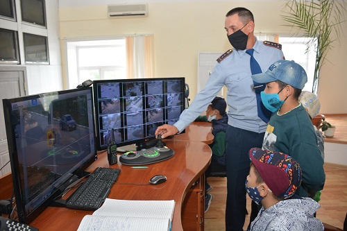 Полицейские Петропавловска пригласили детей к пультам видеонаблюдения
