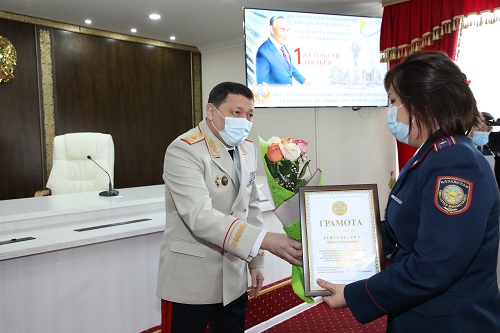 Ко Дню Первого Президента РК руководитель столичной полиции наградил отличившихся сотрудников