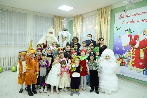 В канун Нового года полицейские Нур-Султана поздравили подшефных детишек.