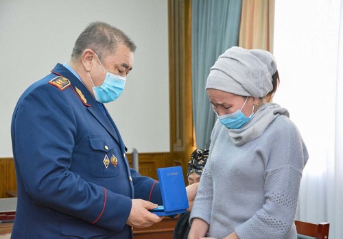 Министр вручил госнаграды семьям погибших полицейских в Алматинской области