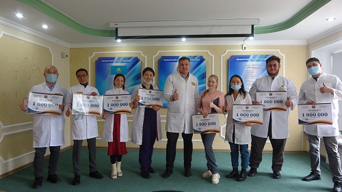 В Городской поликлинике №1 молодым врачам вручили сертификаты на 1 млн тенге