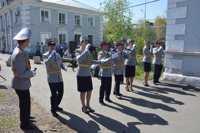 Песни военных лет исполнили полицейские для ветерана ВОВ и его соседей в Петропавловске