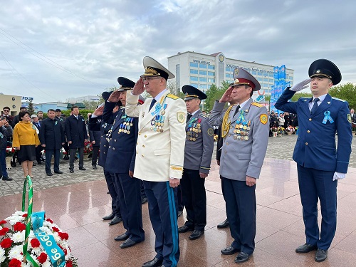 В Актобе сотрудники УИС приняли участие в почтение памяти ветеранов ВОВ