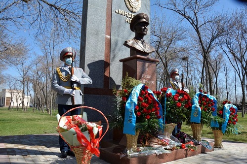 В Таразе открыли памятник Халық Қаһарманы Газизу Байтасову