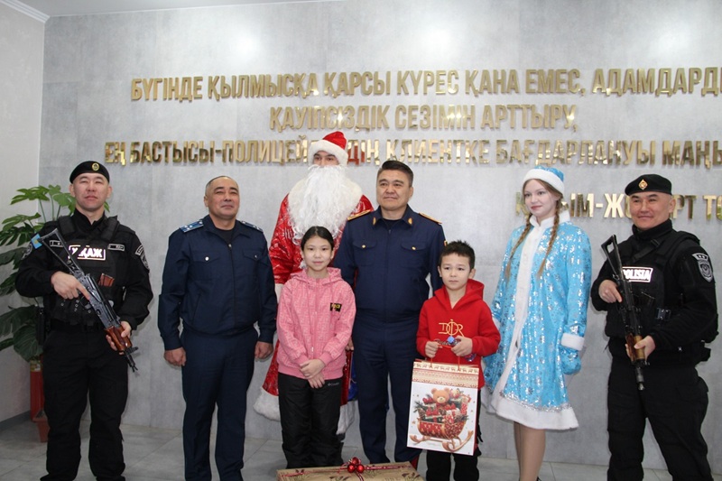 На патрульной машине приехал Дед Мороз к ребятам из многодетных семей в СКО