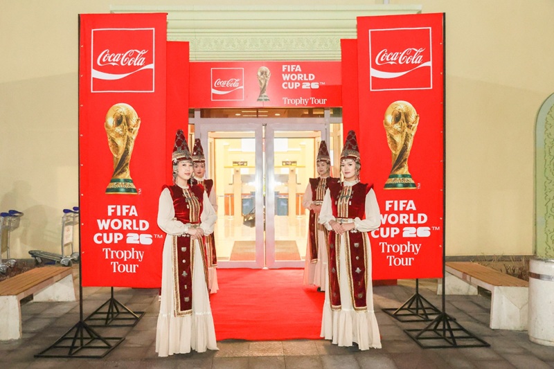 Сотни фанатов увидели Кубок Чемпионата мира по футболу FIFA™ в Алматы