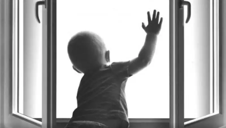 Столичная полиция напоминает родителям о том, как защитить ребенка от падения из окна